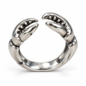 086 silver-tone-double-crab-claw-open-ring Silver-tone open ring with two facing crab claws and dark recessed details on a white background