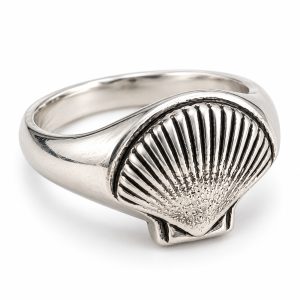 088 silver-tone-scallop-shell-signet-ring Silver-tone scallop shell signet ring with radiating ribs and dark grooves on a white background