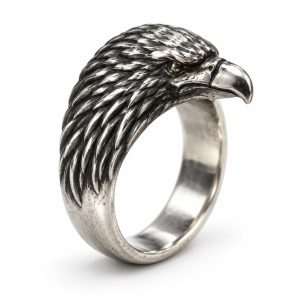 090 silver-tone-sculpted-eagle-head-ring Silver-tone eagle head ring with a curved beak and layered feather details on a white background